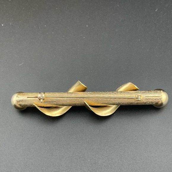 Vintage gold tone Bar Swirl Pin Brooch - Picture 2 of 3